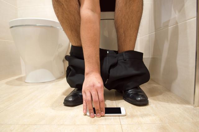 Prestanite da nosite mobilni telefon u toalet
